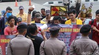 Polisi menjaga aksi ini.