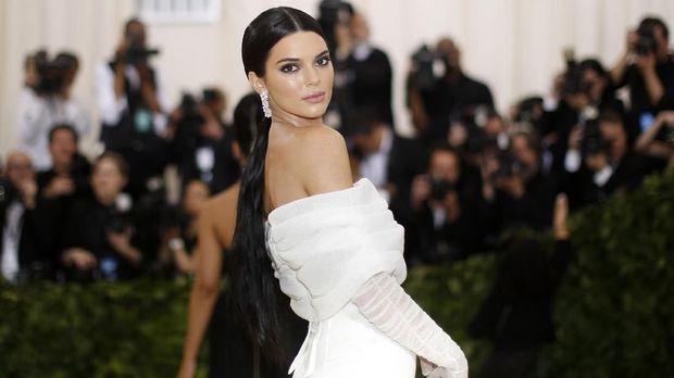 Kendall Jenner hadir di Met Gala 2018, namun datang terpisah dari saudari-saudarinya.