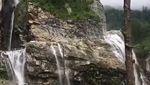 Ini Jalanan Paling Menakutkan di dunia, Melintasi Air Terjun