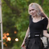 Sesekali, penyanyi yang memulai kariernya di dunia musik sebagai produser itu bersolek dengan busana berwarna gelap dalam nuansa emo dan punk. (Foto: GettyImages)