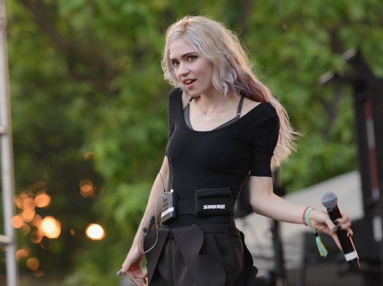 Claire Elise Boucher & Elon Musk CHICAGO, IL - JULY 20: Grimes performs during Pitchfork Music Festival at Union Park on July 20, 2014 in Chicago, Illinois. (Photo by Daniel Boczarski/Getty Images for Ketel One)