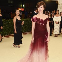 Tidak mengikuti tema acara, Scarlett Johansson memilih gaun gradasi dari Marchesa yang membuat seperti mau pergi ke pesta prom. Foto: Dok. Getty Images
