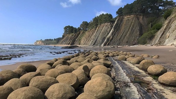 Foto: Pantai Ini Penuh Bola Bowling