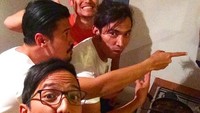Saat syuting film di Belanda, Ge bersama Chicco Jerikho, Arifin Putra, dan Abimana Aryasatya kompak masak bareng. Kira-kira masak apa ya? Foto: Instagram @gepamungkas