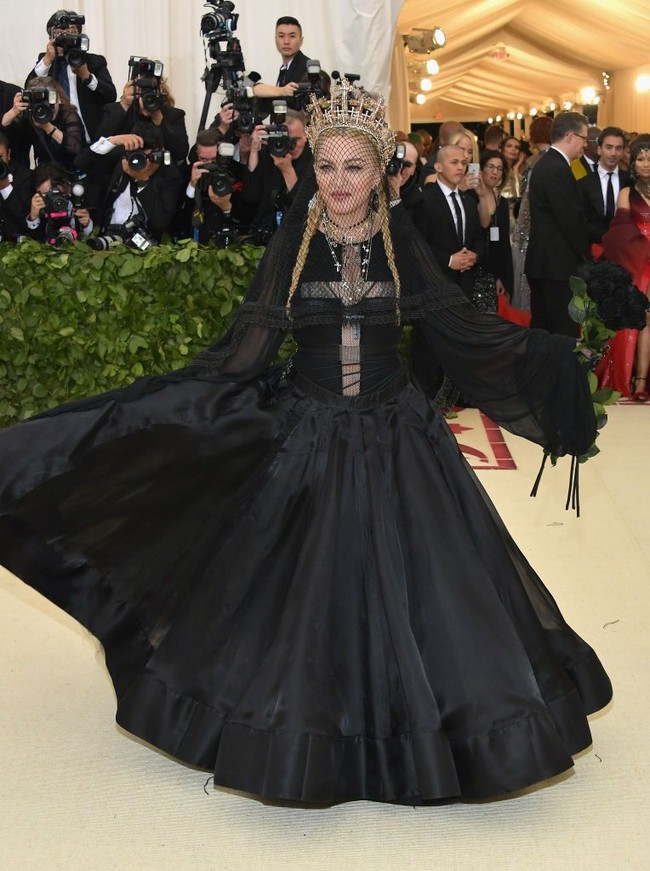 Madonna tampil dengan gaun panjang hitam dari desainer Jean Paul Gaultier. Penyanyi 59 tahun itu mengenakan boots dari Miu-Miu. Madonna pun mencuri perhatian dengan jaring di wajah dan mahkotanya yang megah. Foto: Dok. Reuters, Getty Images