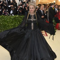 Madonna tampil dengan gaun panjang hitam dari desainer Jean Paul Gaultier. Penyanyi 59 tahun itu mengenakan boots dari Miu-Miu. Madonna pun mencuri perhatian dengan jaring di wajah dan mahkotanya yang megah. Foto: Dok. Reuters, Getty Images