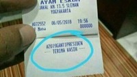 Foto setruk sebuah rumah makan di Yogyakarta jadi ramai di media sosial gara-gara ada tulisan #2019GantiPresiden. Rumah makan Ayam Eskom lalu memberi penjelasan bahwa tulisan itu dicetak oleh salah satu karyawannya.