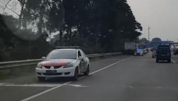 Rombongan konvoi ini dikawal polisi