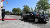 Selain itu, kaca dari mobil Aurus juga dipertebal hingga 6 cm. Senat Aurus dilapisi dengan pelapis baja dan berada di atas ban Kevlar agar tetap berjalan saat ditembak. Aurus juga disebut sebagai pewaris mobil lapis baja buatan ZiL yang mengangkut para pemimpin Soviet selama tahun-tahun Perang Dingin. (Reuters)