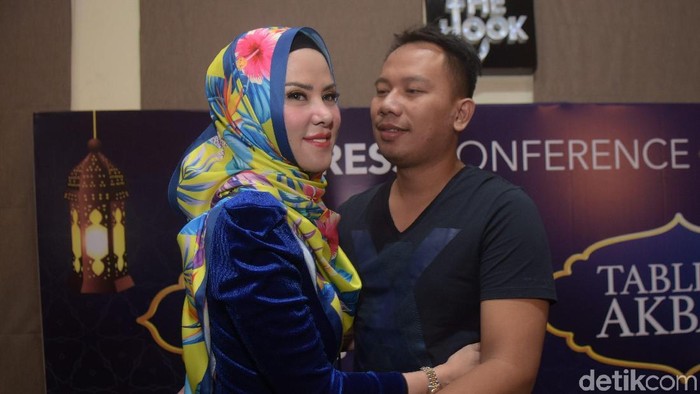 Potret kemesraan Angel Lelga dan Vicky Prasetyo (Foto: Pool/Noel/DetikFoto.) Potret kemesraan Angel Lelga dan Vicky Prasetyo (Foto: Pool/Noel/DetikFoto.)