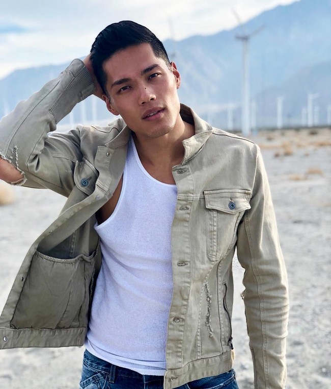 Tim Chung jadi perbincangan hangat di Twitter dan Instagram, setelah banyak orang yang menyebut dirinya sebagai ayah dari anak Kylie Jenner yang bernama Stormi Webster. Banyak netizen menyebutkan bahwa ketimbang mirip Travis Scott yang merupakan ayah kandungnya, Stormi lebih mirip dengan Tim Chung. Foto: Instagram