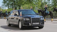 Putin mendapatkan mobil baru yang disebut Senate Limousine saat dia dilantik menjadi Presiden Rusia pada bulan Mei 2018. Mobil Senate Limousine tersebut memiliki panjang enam meter. Menggendong mesin yang dikembangkan oleh tim mekanik pabrikan mobil mewah Porsche. Sputnik/Sergei Savostyanov/Pool via REUTERSFoto: Reuters