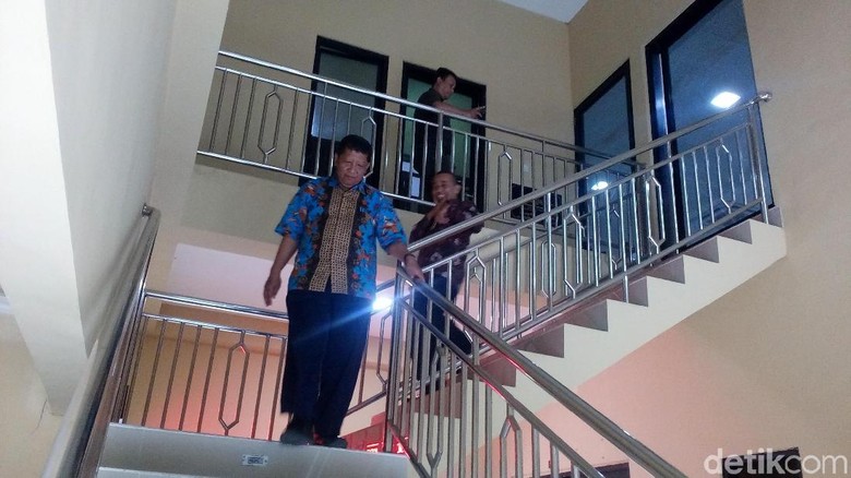 Ibu Kandung Bupati Mojokerto Turut Diperiksa KPK, Ada Apa? Ibu Kandung Bupati Mojokerto Turut Diperiksa KPK, Ada Apa?