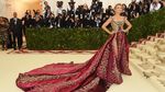 Kemeriahan Met Gala 2018, Senyum Manis Leona Agustine