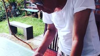 Sekeluarga kayaknya pencinta durian nih. Bukan hanya Fauzi, sang ayah juga doyan durian. Lihat nih posenya saat makan si raja buah. Foto: instagram @fauzibaadilla2018