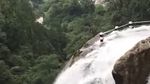 Ini Jalanan Paling Menakutkan di dunia, Melintasi Air Terjun
