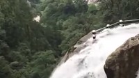 Namun jalanan ini akan berubah saat musim hujan atau disaat hujan datang. Air terjun ini akan ikut mengaliri jalanan. Foto: Pool (Youtube)
