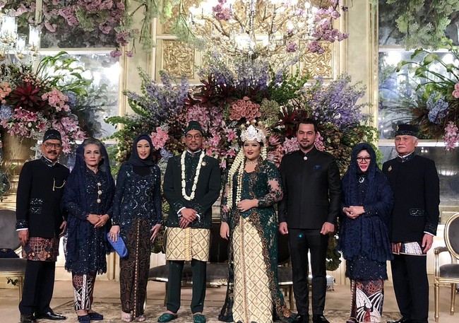 Inilah area pelaminan resepsi pernikahan Sekar dan Ajie di ballroom Hotel Kempinski. Tampak aneka bunga bernunasa lavender mendominasi pelaminan. Pada foto ini, Sekar berfoto bersama Annisa Trihapsari, aktris yang disebut-sebut sebagai ibu kandungnya. Foto: Instagram/robbyray_yohannesbridal
