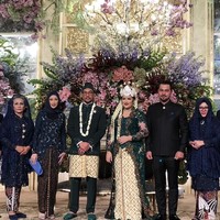 Inilah area pelaminan resepsi pernikahan Sekar dan Ajie di ballroom Hotel Kempinski. Tampak aneka bunga bernunasa lavender mendominasi pelaminan. Pada foto ini, Sekar berfoto bersama Annisa Trihapsari, aktris yang disebut-sebut sebagai ibu kandungnya. Foto: Instagram/robbyray_yohannesbridal