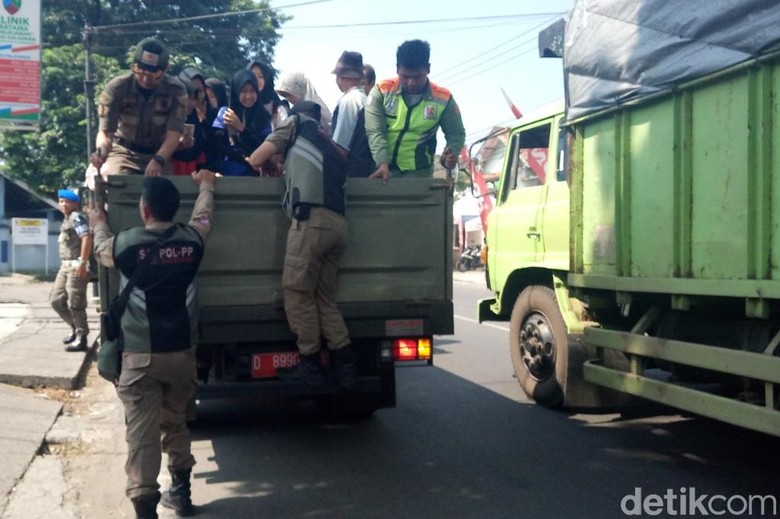 660 Koleksi Gambar Anak Sekolah Naik Truk Gratis Terbaru