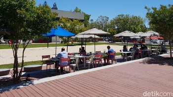 Namun demikian, tentu saja Google sampai saat ini masih menjadi salah satu raksasa teknologi paling favorit untuk bekerja. Selain fasiliitasnya lengkap, gaji yang diberikan pun tinggi. Foto: detikINET/Fino Yurio Kristo