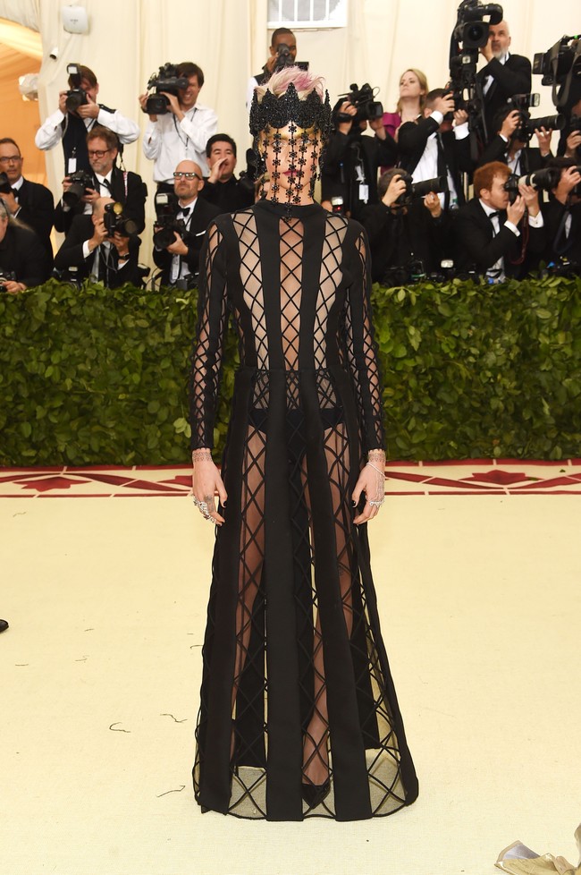 Gaun Christian Dior milik Cara Delevigne tak hanya pantas di Met Gala namun juga runway. Foto: Getty Images