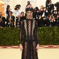 Gaun Christian Dior milik Cara Delevigne tak hanya pantas di Met Gala namun juga runway. Foto: Getty Images