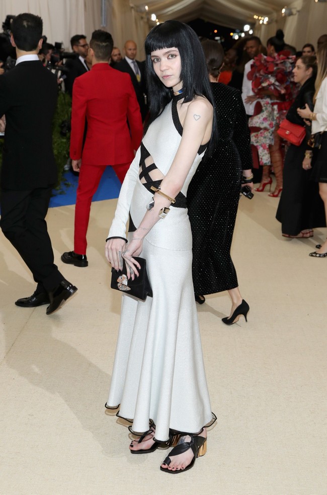 Punya gaya yang unik, Grimes beberapa kali eksis di MET Gala. Acara yang bertaburan bintang itu dijuluki Oscar-nya fashion. Ini penampilan Grimes saat muncul di MET Gala 2016 yang mengusung tema Rei Kawakubo/Comme des Garcons: Art Of The In-Between. (Foto: GettyImages)