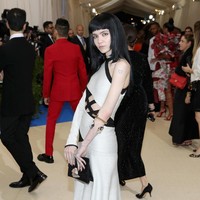 Punya gaya yang unik, Grimes beberapa kali eksis di MET Gala. Acara yang bertaburan bintang itu dijuluki Oscar-nya fashion. Ini penampilan Grimes saat muncul di MET Gala 2016 yang mengusung tema Rei Kawakubo/Comme des Garcons: Art Of The In-Between. (Foto: GettyImages)