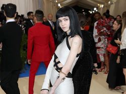 Pacar Baru Elon Musk Curi Perhatian