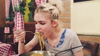 Malahan, ia tak malu mengunggah foto saat dirinya tengah membuka mulut besar-besar seperti ini. (Foto: Instagram)