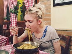 Pacar Baru Elon Musk Curi Perhatian