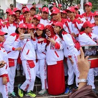 Saat pelepasan peserta Kirab Remaja Nasional di Sulawesi, Mbak Tutut kembali memilih hijab segi empat bermotif batik. Kali ini ia memilih warna merah sebagai dress code acara tersebut. Foto: Istimewa