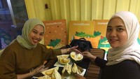 Paling enak mampir ke sini bersama teman-teman. Dijamin puas menyantap puluhan biji durian. Foto: Istimewa