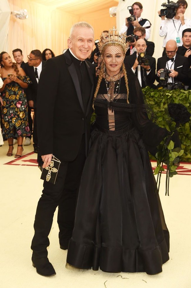 Madonna berpose bersama desainer yang merancang busananya di Met Gala 2018, Jean Paul Gaultier. Foto: Dok. Reuters, Getty Images