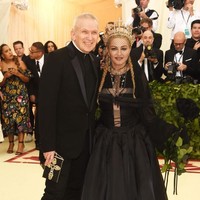 Madonna berpose bersama desainer yang merancang busananya di Met Gala 2018, Jean Paul Gaultier. Foto: Dok. Reuters, Getty Images