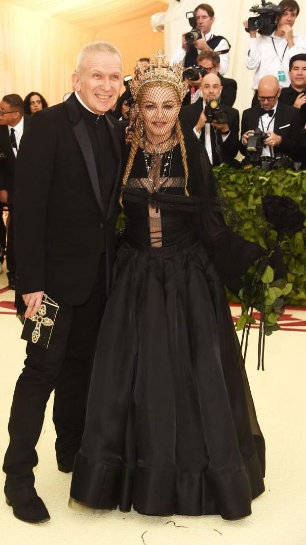 Jean Paul Gaultier bersama Madonna di MET Gala 2018.