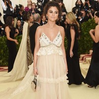 Gaun putih Coach Selena Gomez tampil memukau walau tidak sesuai tema. Namun riasannya kali ini yang membuatnya kurang maksimal. Bronzer yang terlalu banyak, lipstik super pucat dan rambut berantakan menutup aura bintang Selena. Foto: Dok. Getty Images