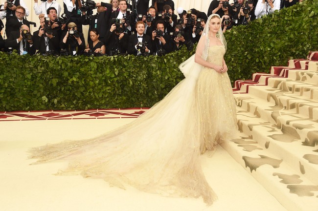 Kate Bosworth begitu memukau dengan gaun tulle emas menyapu lantai dari label Oscar de la Renta. Foto: Getty Images