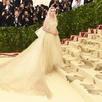 Kate Bosworth begitu memukau dengan gaun tulle emas menyapu lantai dari label Oscar de la Renta. Foto: Getty Images