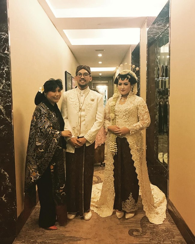 Sekar tampil cantik saat akad nikah menjadi pengantin Jawa. Dia mengenakan kebaya putih full payet yang panjangnya menyapu lantai rancangan desainer Anne Avantie. Foto: Instagram Anne Avantie