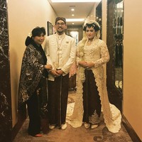 Sekar tampil cantik saat akad nikah menjadi pengantin Jawa. Dia mengenakan kebaya putih full payet yang panjangnya menyapu lantai rancangan desainer Anne Avantie. Foto: Instagram Anne Avantie