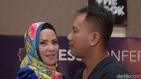 Vicky dan Angle saat ditemui di Gedung Trans TV, Jalan Kapten Tendean, Jakarta Selatan, Selasa (8/5). Foto: Pool/Noel/DetikFoto.