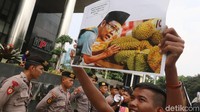 Dalam aksinya, mereka membawa foto Cak Imin.