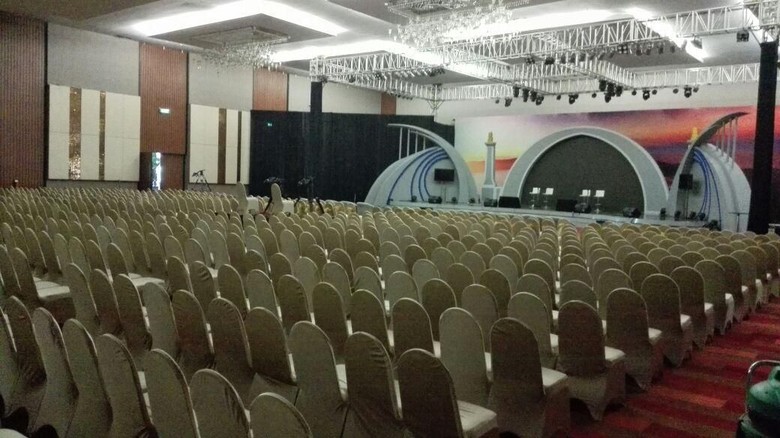 Panggung Debat Kedua Cagub Jatim 2018: Modern dan Futuristik Panggung Debat Kedua Cagub Jatim 2018: Modern dan Futuristik