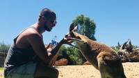 Yanis terkenal dengan gaya liburan yang santai. Ini saat Yanis memberi makan kanguru di Australia. (yanismarshall/Instagram)