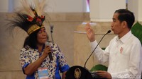 Marijen juga mengajak Jokowi ke lokasi untuk melihat langsung kondisi di lapangan. Jokowi akan mencari waktu mengunjungi Mamberamo. Namun ia meminta terlibat menangkap buaya.