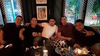 Nongkrong bareng teman-temannya, Fauzi memilih restoran Timur Tengah. Sambil santai sambil minum kopi arab dan menikmati shisa. Foto: instagram @fauzibaadilla2018