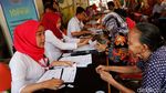 Anies Bagikan Kartu Lansia Jakarta