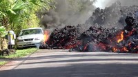 Sebuah video yang beredar di media sosial memperlihatkan detik-detik lava mengalir ke jalan dan menelan mobil yang terparkor.